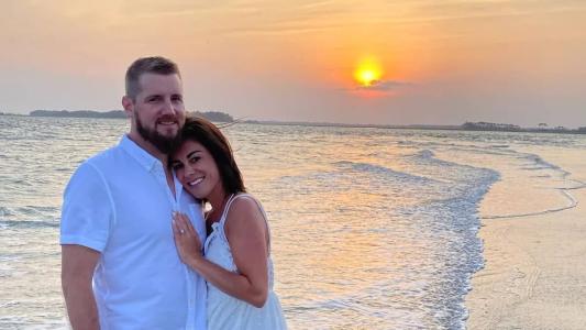 Casal se casou no dia 28 de abril e sofreu acidente na saída da festa