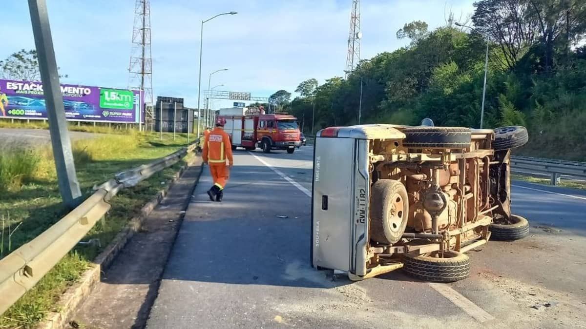 Caminhonete capota e casal fica ferido na LMG-800 em Lagoa Santa
