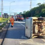 Caminhonete capota e casal fica ferido na LMG-800 em Lagoa Santa