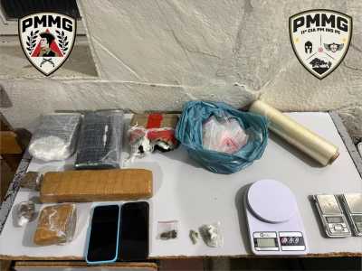 Entorpecentes, embalagens e balanças de precisão foram apreendidos pela Polícia Militar