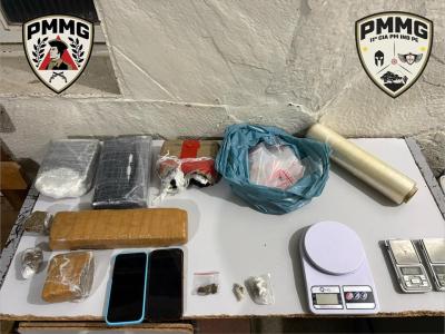Entorpecentes, embalagens e balanças de precisão foram apreendidos pela Polícia Militar