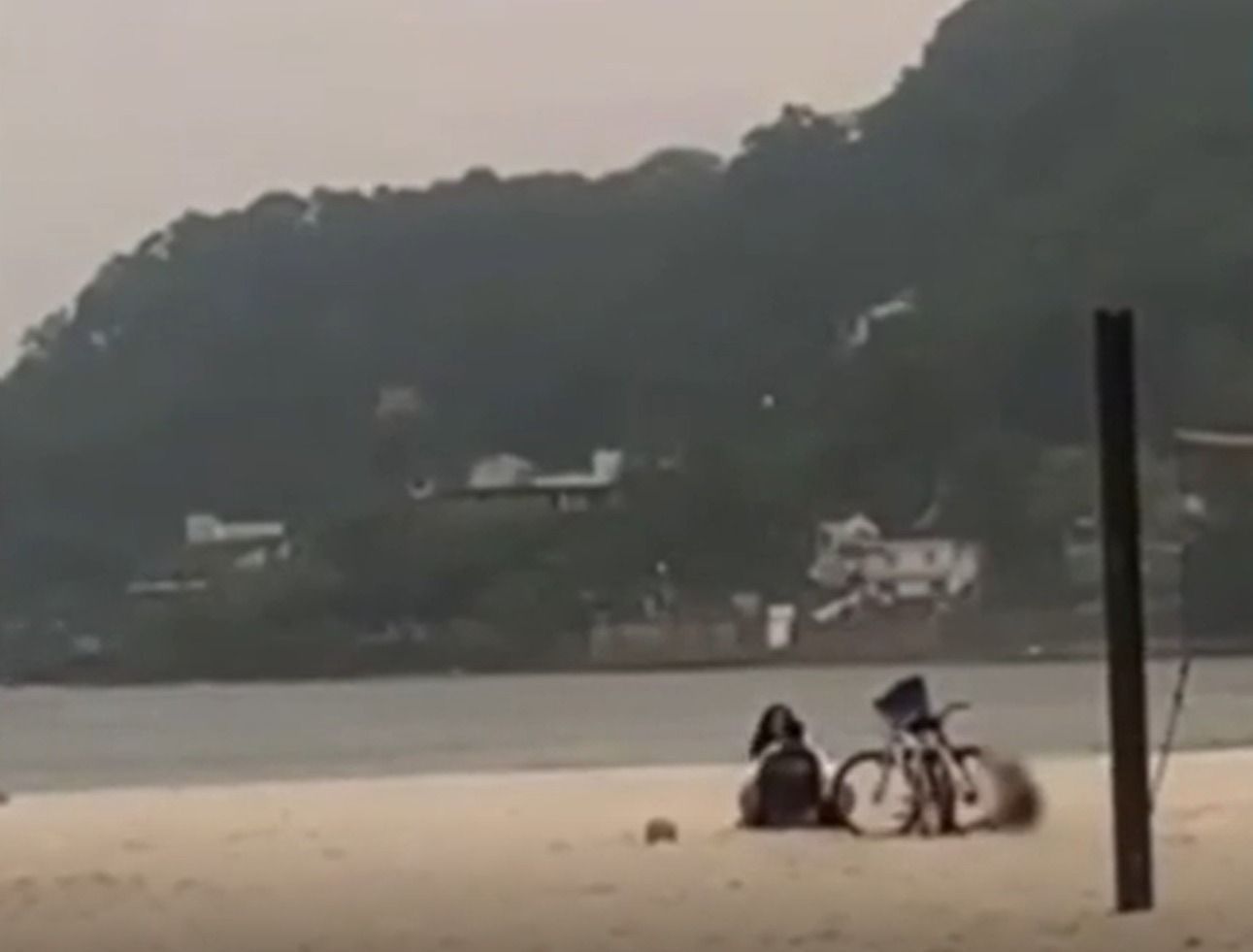 Casal é flagrado a luz do dia fazendo sexo ao lado de criança em praia de SP