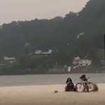 Casal é flagrado a luz do dia fazendo sexo ao lado de criança em praia de SP
