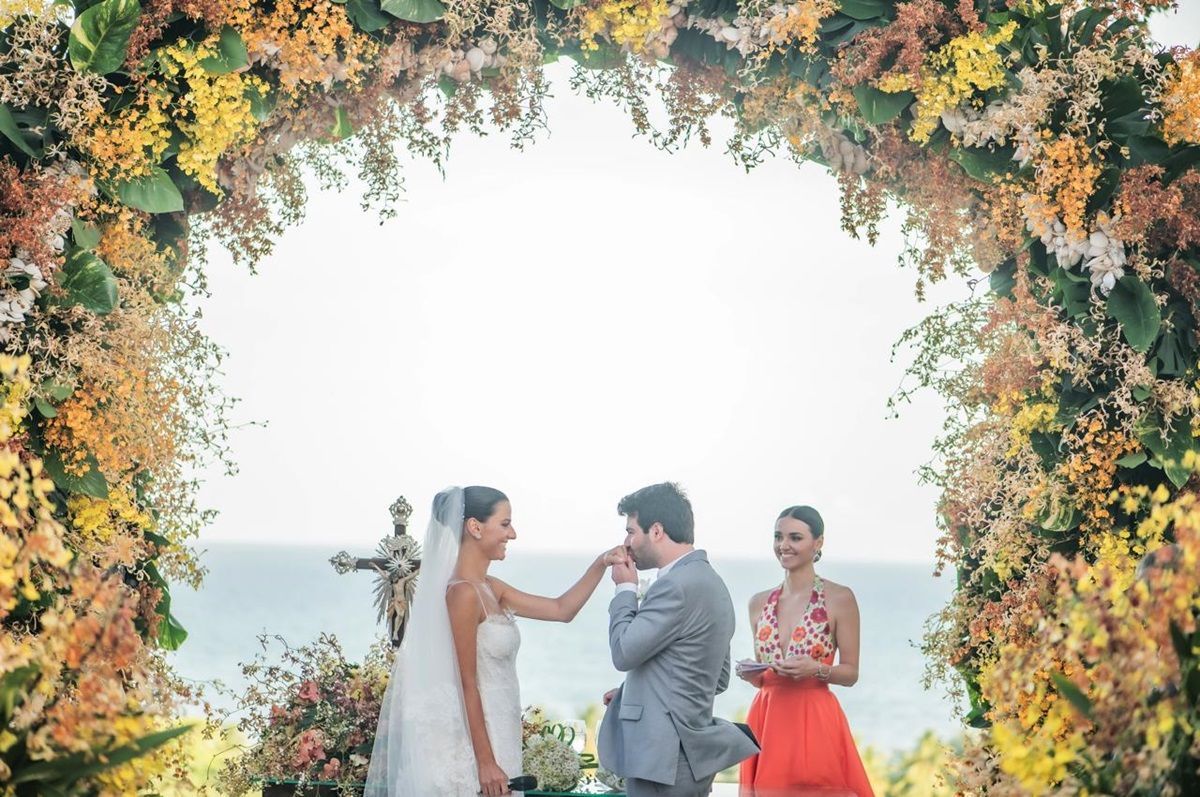 O “sim” de Lívia e Thiago sob o mar de Trancoso