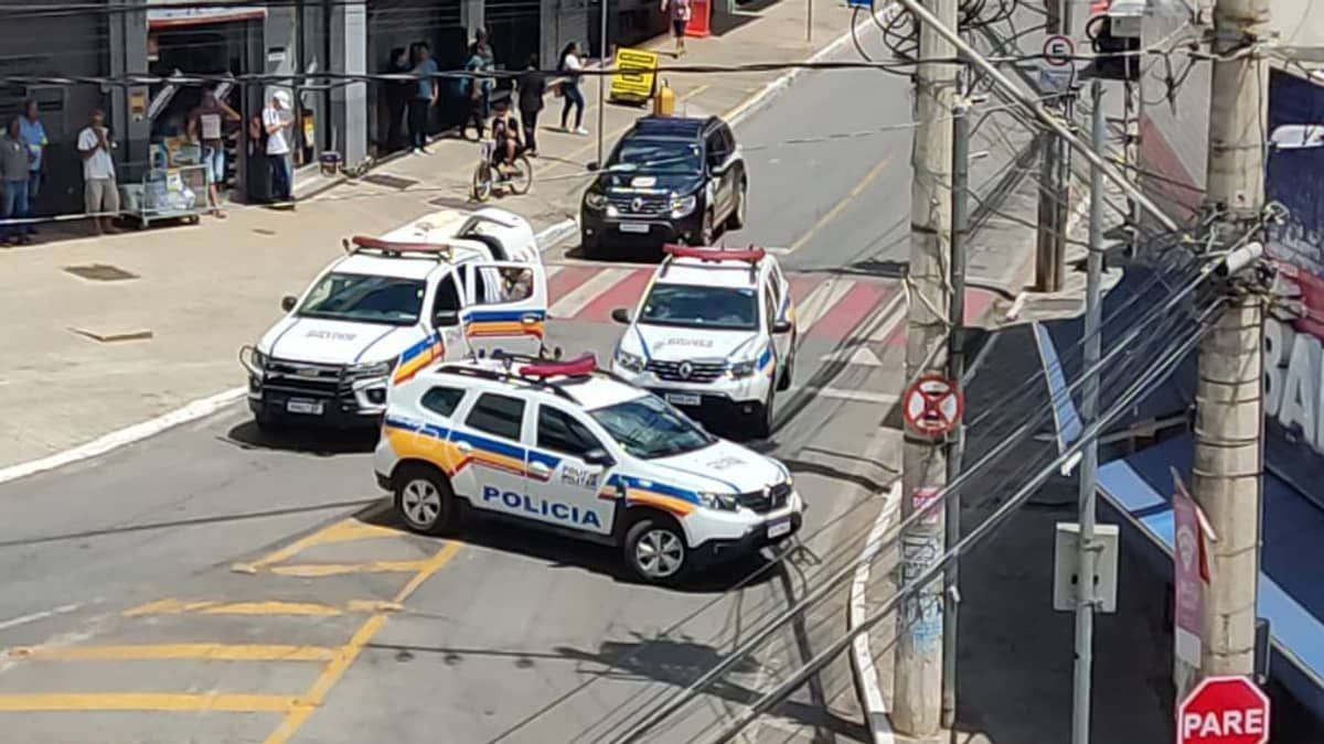 Suspeitos invadem loja das Casas Bahia, fazem reféns e atiram em policiais na Grande BH 