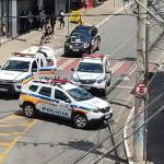 Suspeitos invadem loja das Casas Bahia, fazem reféns e atiram em policiais na Grande BH