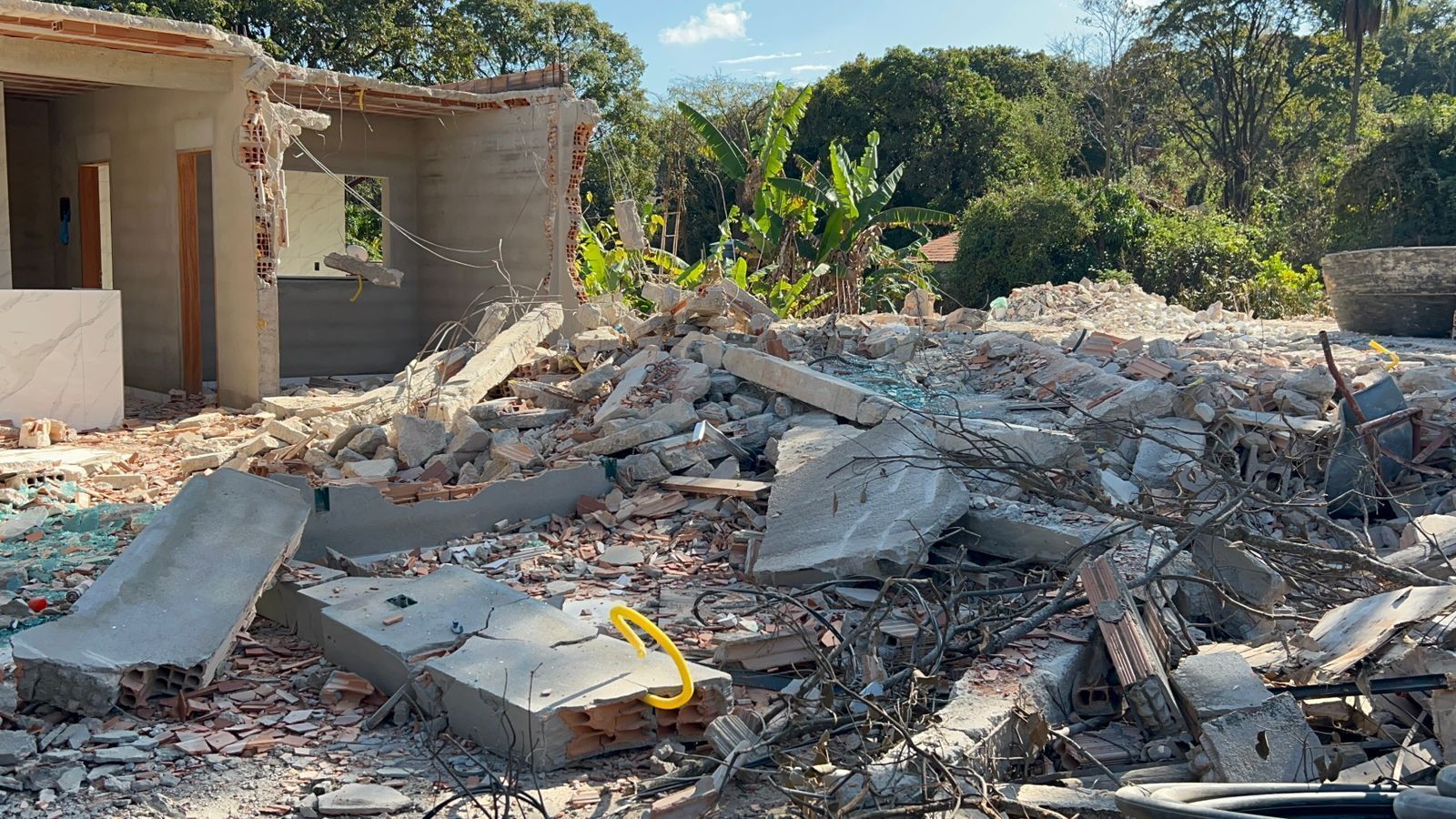 Demolição de duas casas por trator em Contagem está na Justiça