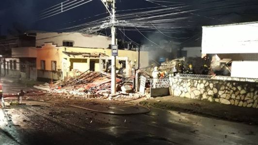 Casas explodem em Juiz de Fora e deixa ao menos uma vítima sobre os escombros