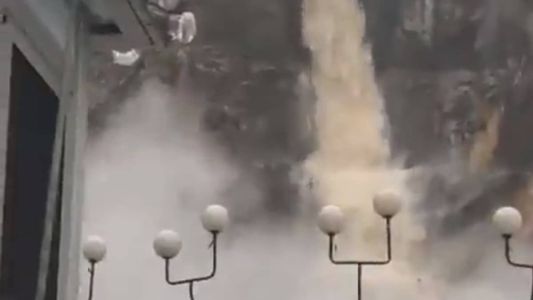 Cascata formada pela chuva na Baixada Fluminense, no Rio de Janeiro