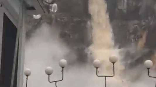 Cascata formada pela chuva na Baixada Fluminense, no Rio de Janeiro