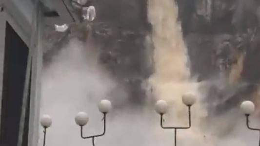 Cascata formada pela chuva na Baixada Fluminense, no Rio de Janeiro