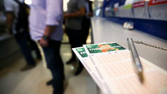 Caso apenas um apostador acerte os seis números e aplique o valor total na poupança, receberá R$ 238,2 mil de rendimento no primeiro mês