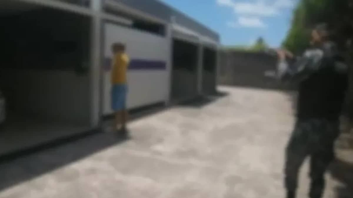 Homem diz à esposa que foi sequestrado, mas é achado em motel com outra mulher