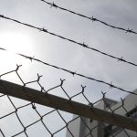 Vizinhos sentem cheiro de cadáver, dão falta de mulher, mas descobrem que vizinha está presa em MG