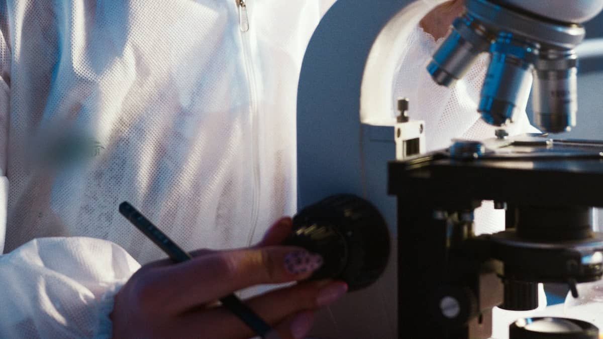 Paciente é curada do HIV após tratamento de câncer com células-tronco