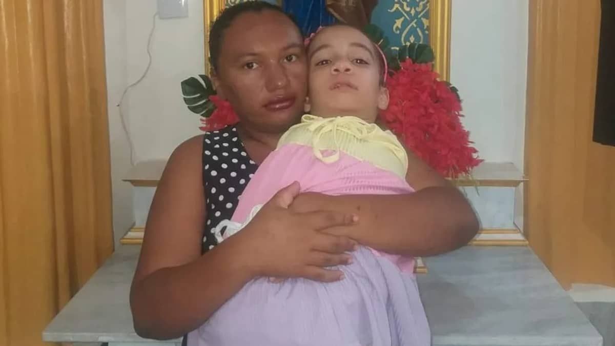 Mãe é impedida de viajar de avião com filha no colo; menina não possui pernas e braços