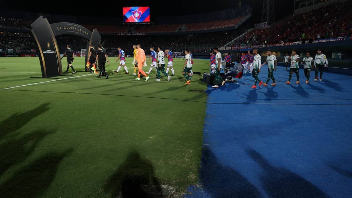 Conmebol suspende meia do Palmeiras por suposto ato racista; clube vê erro e vai recorrer