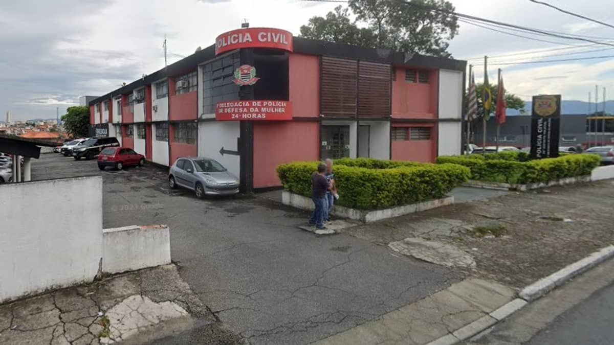 Homem mata mulher a facadas e incendeia casa com criança em São Paulo