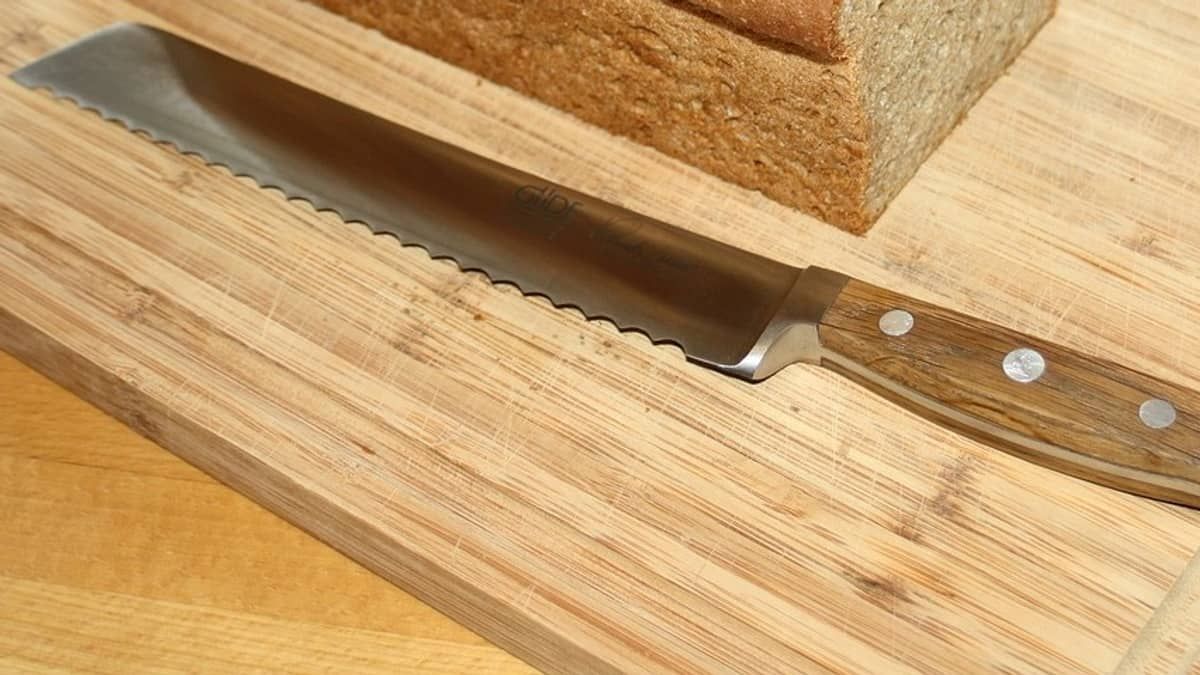 Homem tenta matar o pai com faca de pão após virar a noite usando drogas em Minas