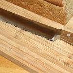 Homem tenta matar o pai com faca de pão após virar a noite usando drogas em Minas