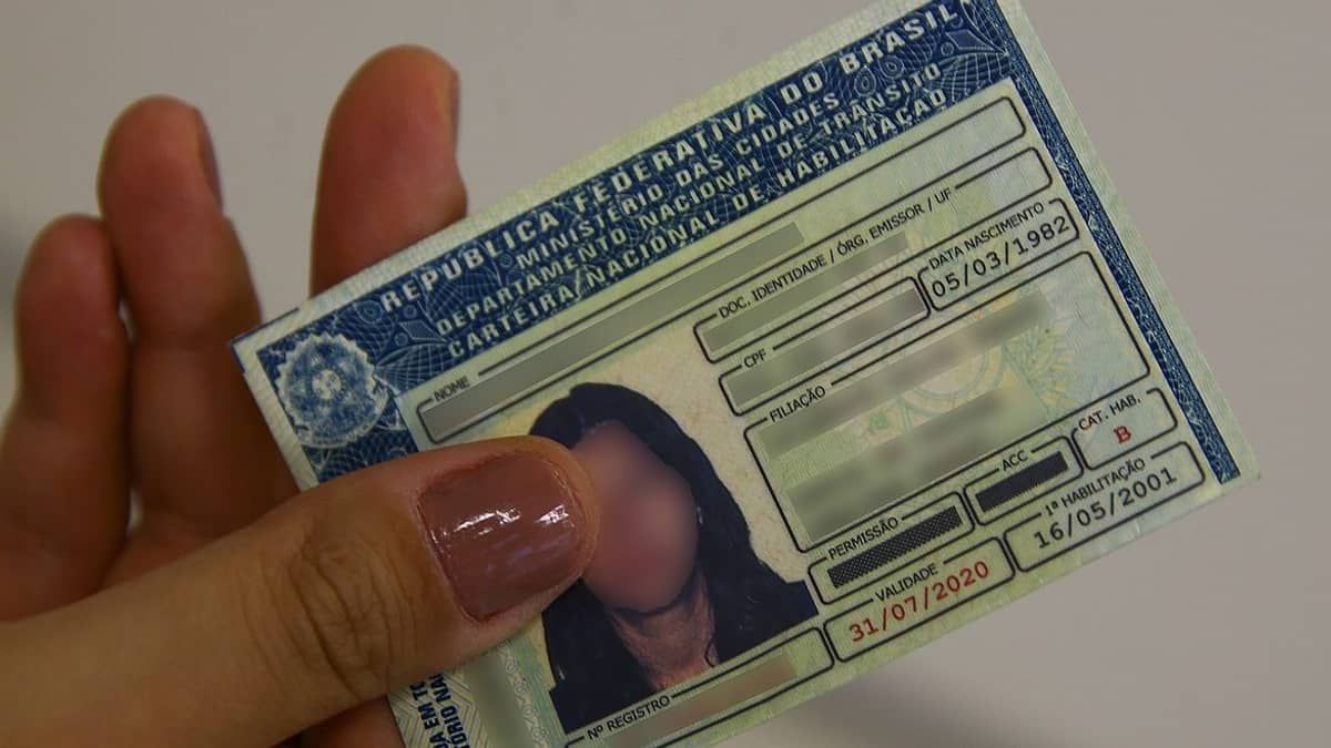 Mãe que assumiu multa do filho para ele não perder a CNH é condenada à prisão