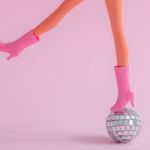 Mãe se confunde e contrata stripper vestida de Barbie para festa de 5 anos da filha