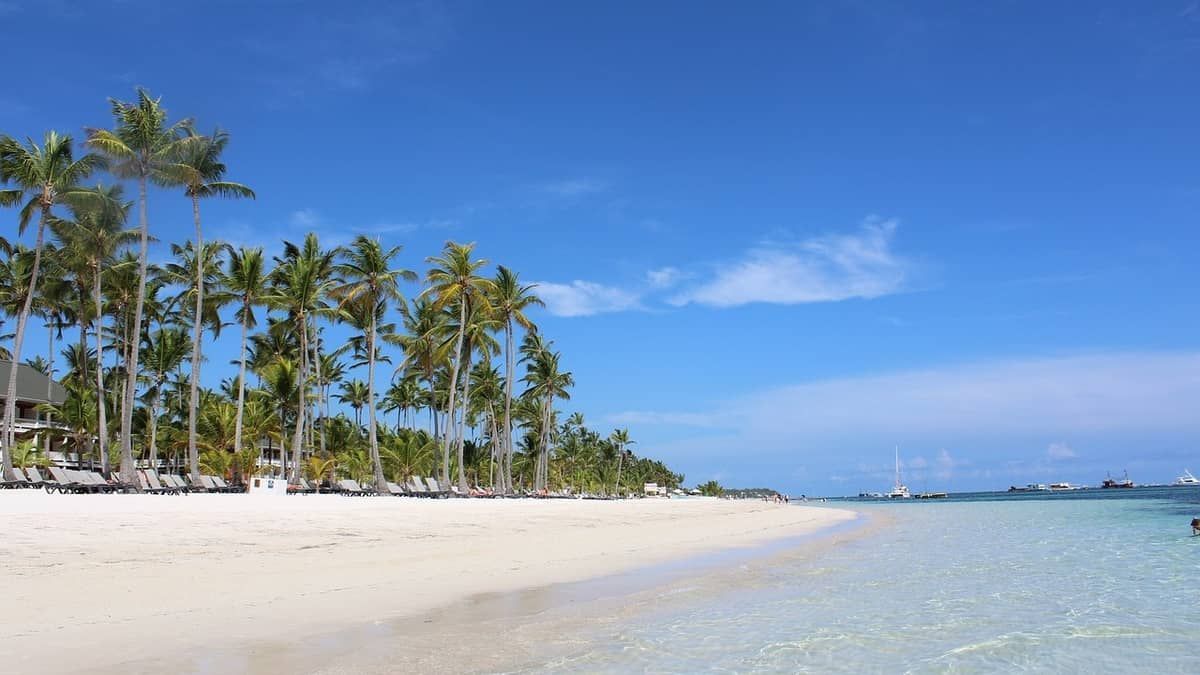 Mulher tem infecção labial grave após beber em copo sujo de hotel em Punta Cana