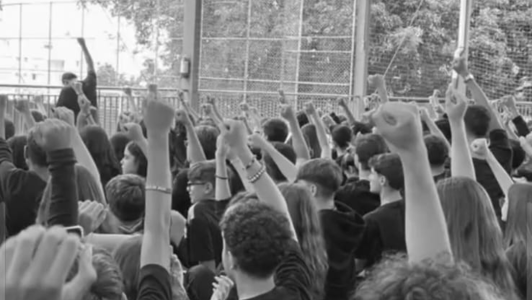 Foto mostra estudantes do Colégio Santa Maria, em Belo Horizonte, protestando contra caso de racismo