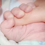 Mãe acorda de madrugada e encontra filho de 4 meses morto em Minas