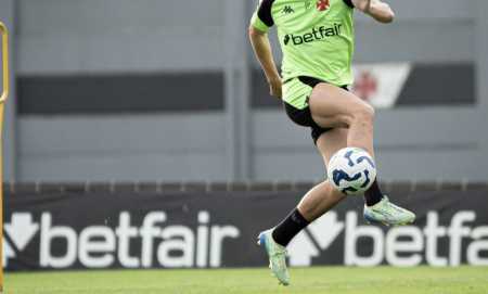 Jogador do Vasco durante treino em 2025