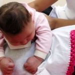 Engasgos de bebês aumentam em Minas; saiba como identificar e socorrer a criança