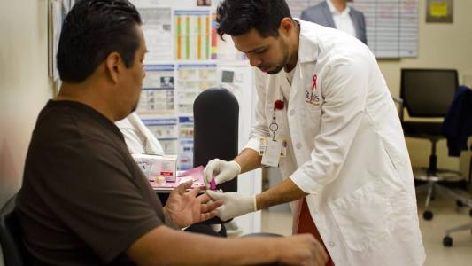 Casos de HIV caem entre jovens nos EUA, principalmente entre homens gays e bi, diz CDC.