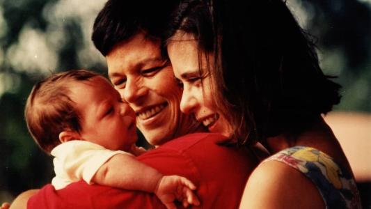 Cássia Eller e Maria Eugênia com o filho Chicão nos braços, para quem Renato Russo escreveu a música '“1º de Julho”, homenageando o dia do seu nascimento