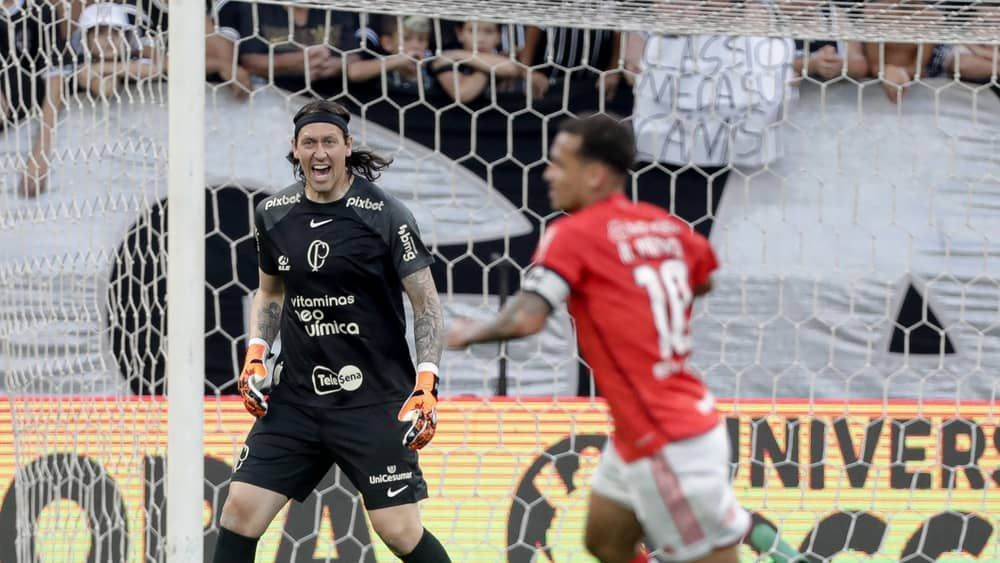 Cássio comenta propostas e deixa futuro em aberto no Corinthians 