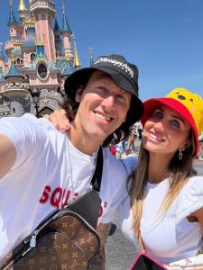 Cássio curte férias com a família na Europa e visitou os parques da Disneyland Paris