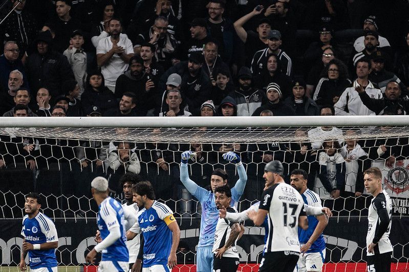 Cássio reage à homenagem do Corinthians e exalta ponto do Cruzeiro em São Paulo