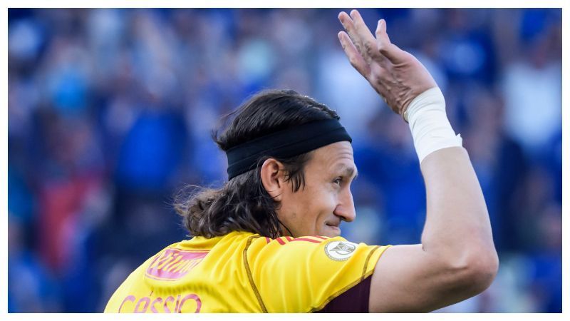 Cássio reage à aparição de novos sósias em jogo do Cruzeiro