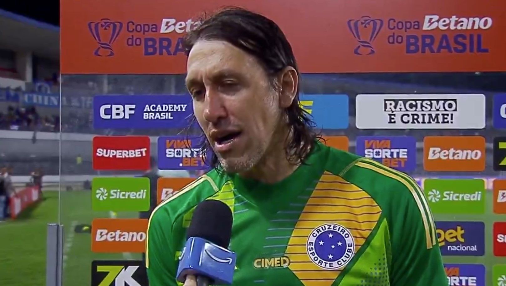 Cássio reage a pênalti defendido em classificação do Cruzeiro contra o CRB