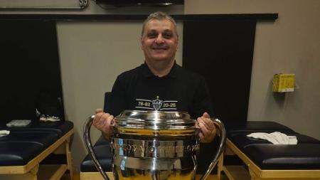 Cássio Arreguy com troféu de campeão do Campeonato Mineiro de 2025