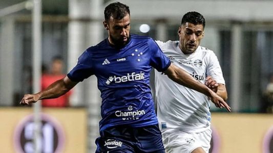 Castán e Suárez disputam bola em Cruzeiro x Grêmio, no Independência