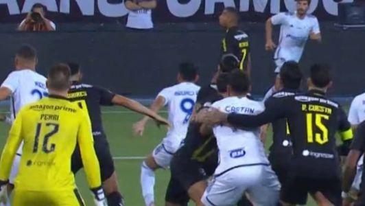 Castán foi puxado por Carlos Alberto e Cuesta dentro da área, mas jogada seguiu