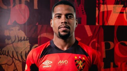 Yuri Castilho posa com a camisa do Sport