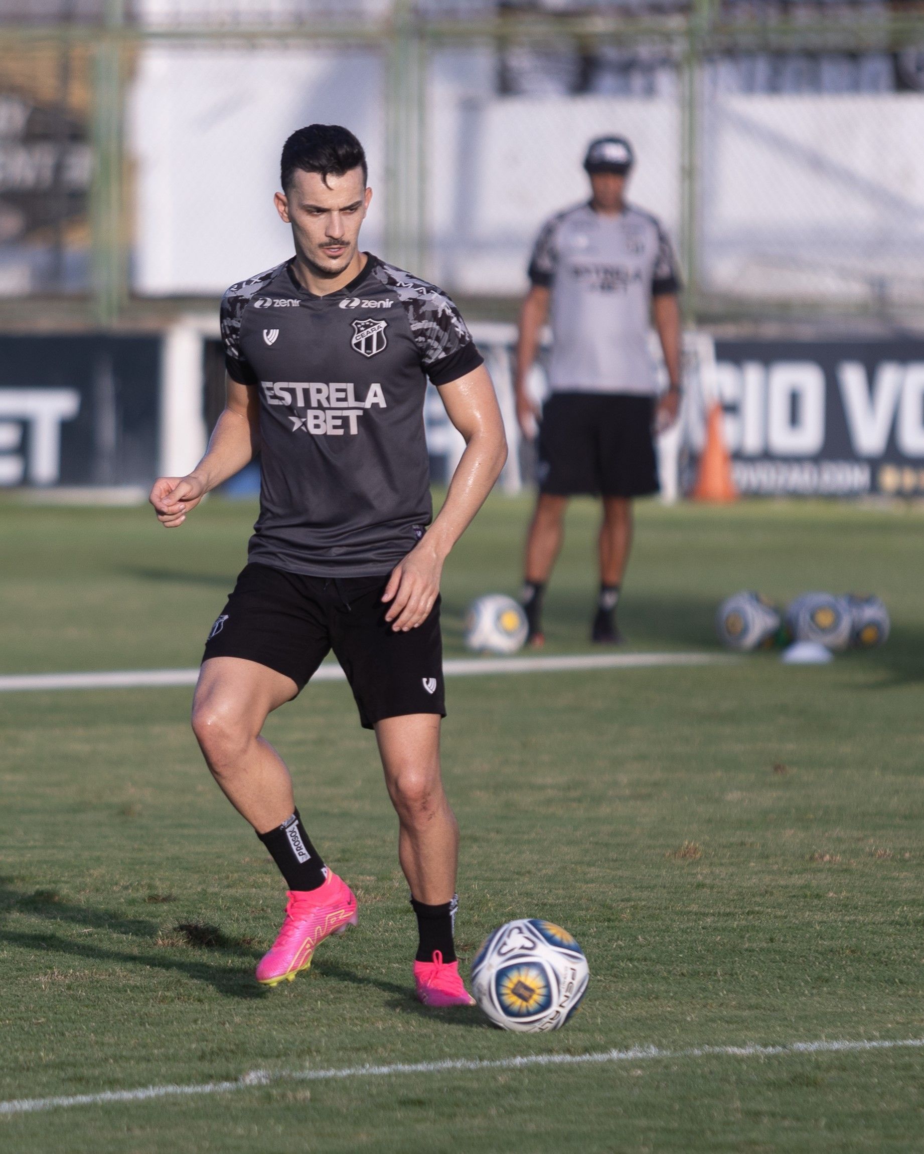 Ex-Atlético volta a treinar e deve reforçar o Ceará na final contra o Fortaleza