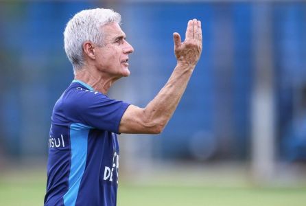 Luis Castro durante treino do Grêmio em 2026