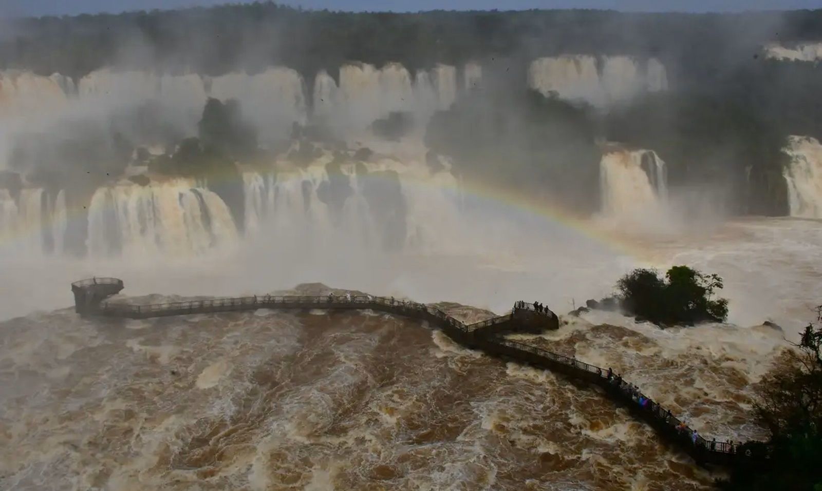 Bombeiros encontram corpo de turista que caiu de passarela nas Cataratas do Iguaçu