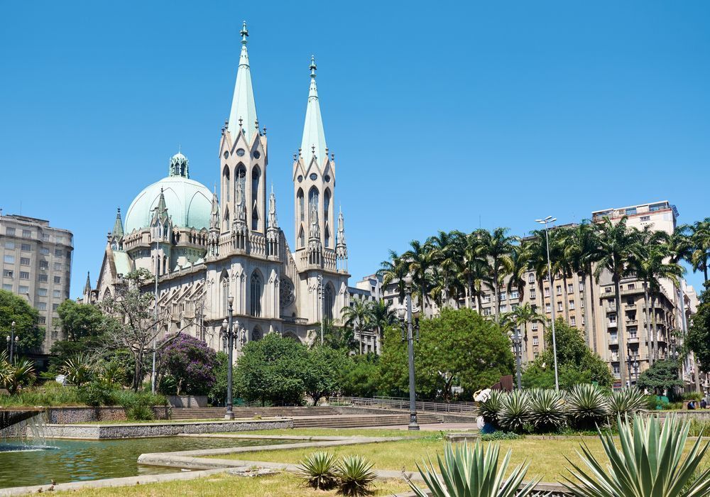 Fiéis se reúnem para missa em sufrágio à morte do Papa Francisco na Catedral da Sé em SP