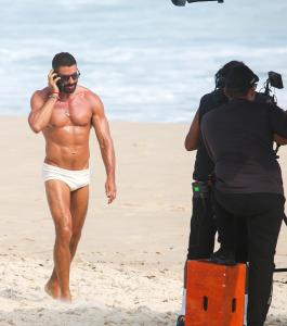 Cauã Reymond de sunga branca para 'Vale Tudo'