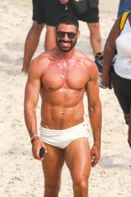 Cauã Reymond de sunga branca para 'Vale Tudo'