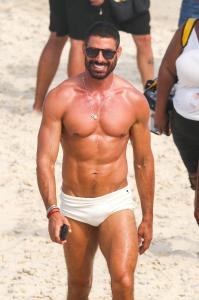Cauã Reymond de sunga branca para 'Vale Tudo'