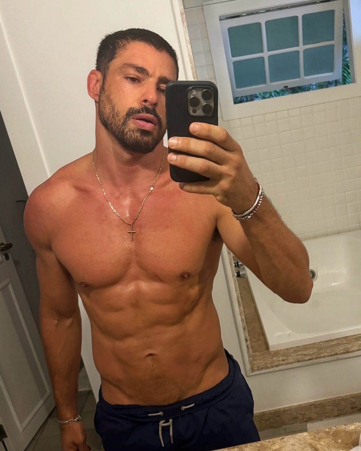 Sem roupa, Cauã Reymond atiça fãs em novas fotos sensuais: 'Queria ser a Odete'